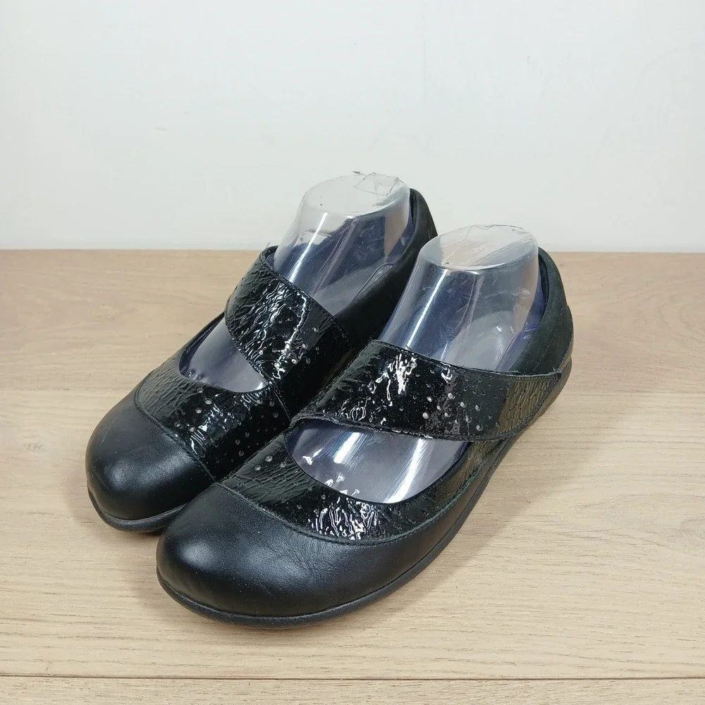 Naot Mary Jane Shoes Women 8 Black Leather Patent Hook Loop Comfort Flat
